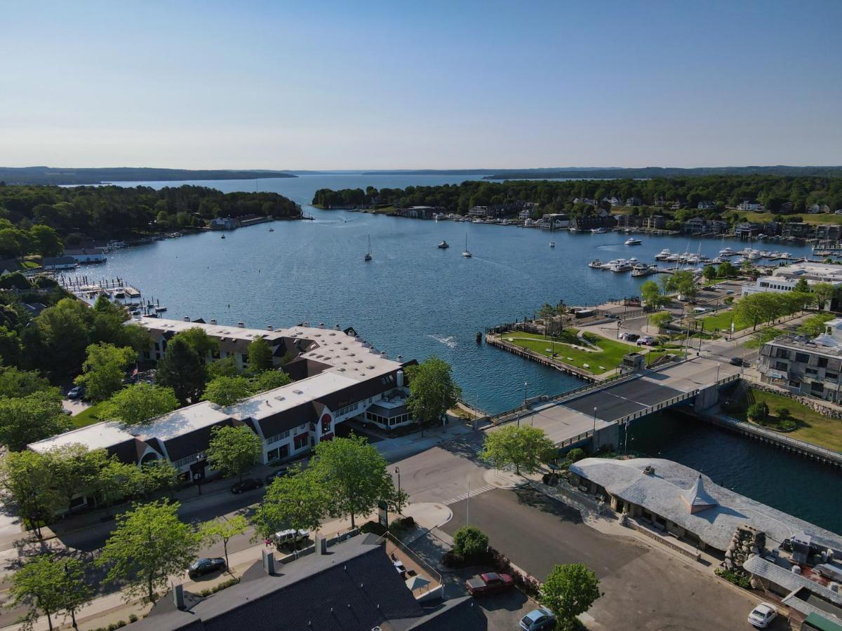 228 Edgewater Inn Charlevoix Dış mekan fotoğraf